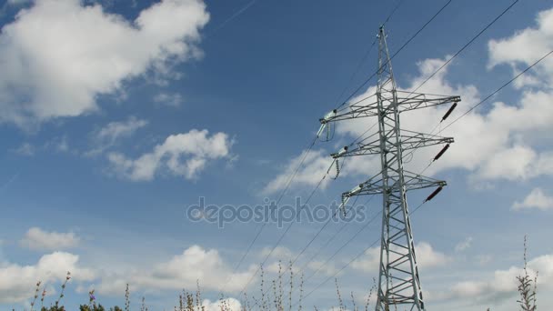 Linea di trasmissione di energia con cielo nuvoloso sullo sfondo . — Video Stock