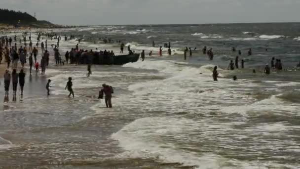 Palanga, Litva - 29 července 2017. Lidé, relaxaci, opalování a plavání na Palanga city Beach během letního dne. — Stock video
