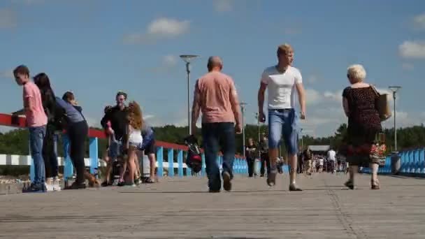 Palanga, Litauen - 29. Juli 2017. Menschen, die auf einer Brücke zum Meer gehen, Zeitraffer. — Stockvideo