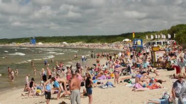 Palanga, Litvanya - 29 Temmuz 2017. Rahatlatıcı, güneşlenme ve yüzme Palanga city Beach adlı sıcak yaz gün boyunca insanlar.