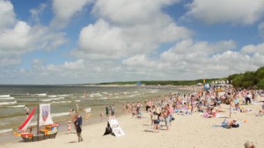 Palanga, Litvanya - 29 Temmuz 2017. Rahatlatıcı, güneşlenme ve yüzme Palanga city Beach adlı sıcak yaz gün boyunca insanlar.