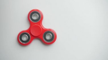 Beyaz arka plan ile el spinner.