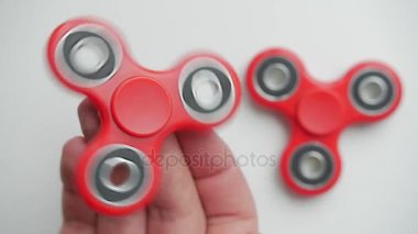 Beyaz bir arka plan üzerinde izole topluca değer değişimi ile oynarken bir kişi el görüntülerini kapat