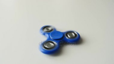 Beyaz bir arka plan üzerinde dönen topluca spinner
