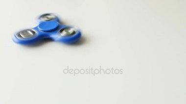 Beyaz bir arka plan üzerinde dönen topluca spinner