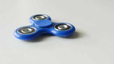 Beyaz bir arka plan üzerinde dönen topluca spinner