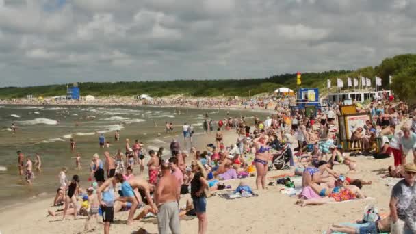 PALANGA, LITUANIA - 29 luglio 2017. Persone che si rilassano, prendono il sole e nuotano a Palanga city Beach durante la calda giornata estiva . — Video Stock