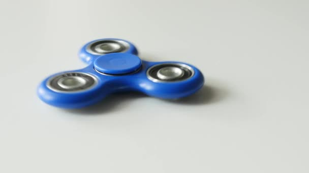 Giratorio fidget spinner sobre un fondo blanco — Vídeo de stock