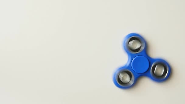 Fidget Spinner isoliert über Weiß, Ansicht von oben. — Stockvideo