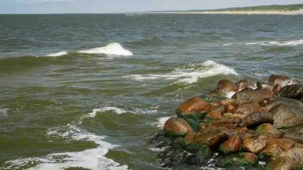 Água do mar salpicando em rochas litorâneas . — Vídeo de Stock