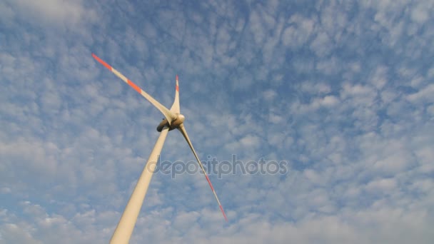 Las cuchillas de la estación eólica giran contra el hermoso cielo azul . — Vídeos de Stock