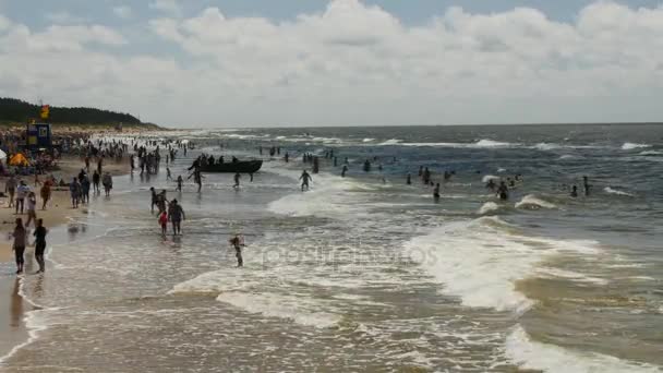 Palanga, Litouwen - juli, 29, 2017. Mensen ontspannen, zonnen en zwemmen in het Palanga city Beach zomer overdag. — Stockvideo