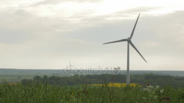 Větrné turbíny izolované na zatažené obloze na pozadí — Stock video