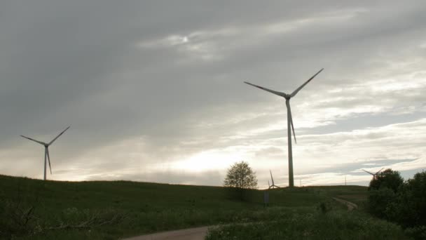 Parque eólico, generadores de energía eléctrica, en el campo sobre fondo cielo nublado . — Vídeos de Stock