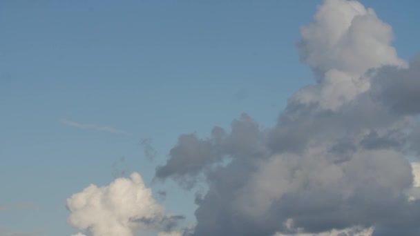 Χρονικό κενό κλιπ από λευκά αφράτα σύννεφα πάνω από τον γαλάζιο ουρανό — Αρχείο Βίντεο