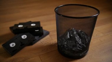 İşe yaramaz Vhs kaset atılmış.
