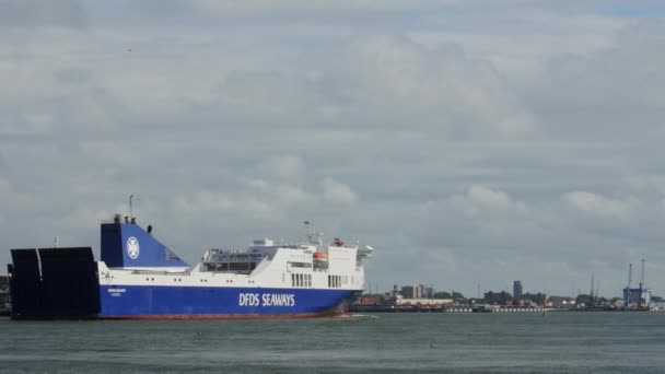 Sierpnia, 5, 2017 Klaipeda, Litwa. DFDS seaways statek żagle do portu w Kłajpedzie. — Wideo stockowe