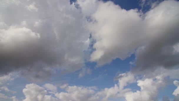 Lapso de tiempo, sol brillante y nubes en movimiento — Vídeos de Stock