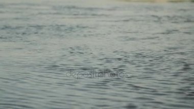Yüzey suyu. Arka plan meditative ve hipnotik etkisi.