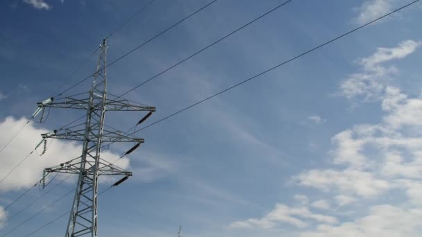 Stromtrasse mit wolkenverhangenem Himmel im Hintergrund. — Stockvideo