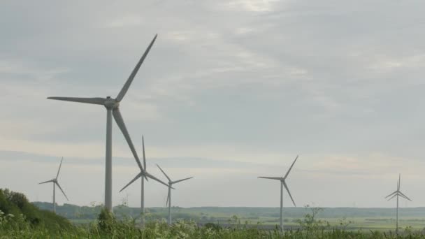 Energía limpia y renovable, energía eólica, turbina, molino de viento, producción de energía . — Vídeo de stock