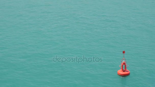 Pelampung merah mengambang di air laut — Stok Video