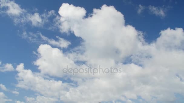 Clipe de lapso de tempo de nuvens brancas fofas sobre o céu azul — Vídeo de Stock