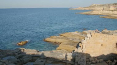 Güzel kayalık sahil peyzaj. Güneşli yaz gün.