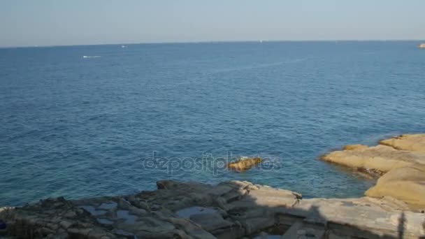 Pěkné skalnaté pobřeží krajiny. Slunečný letní den. — Stock video