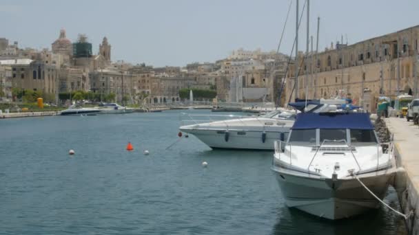 La Valeta, Malta. Barcos y barcos en puerto . — Vídeo de stock