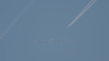 Jet uçak iz mavi gökyüzü ile