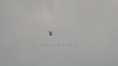 Uzakta helikoptere hava.
