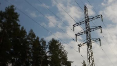Elektrik direğine mavi gökyüzünde. Zaman atlamalı