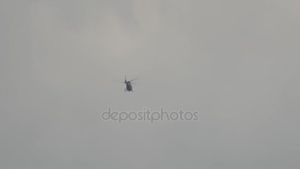 Helicóptero lejos en el aire . — Vídeo de stock