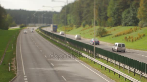 Auto in marcia sull'autostrada in fondo alla strada. Quattro corsie in due direzioni. Traffico di trasporto Vilnius . — Video Stock