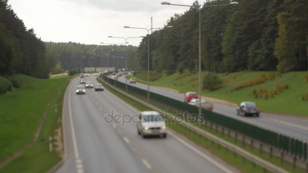 Bilar som kör på motorvägen ner gatan. Fyra körfält två riktning. Vilnius transport trafik. — Stockvideo