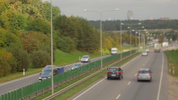 Auto in marcia sull'autostrada in fondo alla strada. Quattro corsie in due direzioni. Traffico di trasporto Vilnius . — Video Stock