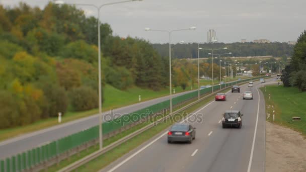 Bilar som kör på motorvägen ner gatan. Fyra körfält två riktning. Vilnius transport trafik. — Stockvideo