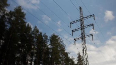 Elektrik direğine mavi gökyüzünde. Zaman atlamalı