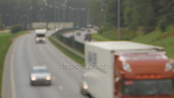 Samochodów z autostrady w dół ulicy. Cztery pasy ruchu dwóch kierunku. Vilnius transportu ruchu. — Wideo stockowe