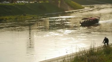 Kanal sahne narrowboats ve bisikletçiler