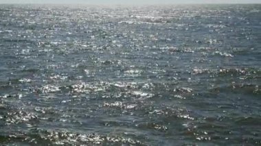 su yüzeyinde yansıyan güneş ışığı