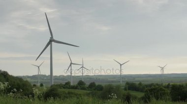 bulutlu gökyüzü arka plan üzerinde izole Rüzgar türbinleri