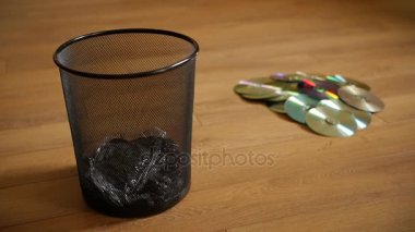 Birkaç işe yaramaz dijital diskler çöp düşmek.