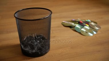 Birkaç işe yaramaz dijital diskler çöp düşmek.