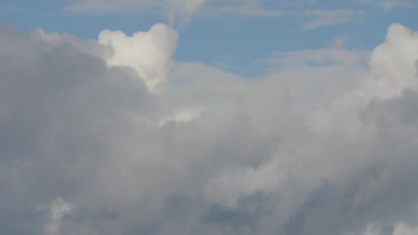 Nubes grises en el timelapse cielo malhumorado — Vídeos de Stock