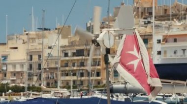 Bir gemi Malta bayrağı