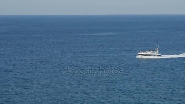 Prachtig zeegezicht met zee horizon en zeil boot — Stockvideo