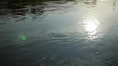 Güneş ışığı yansıması nehir.