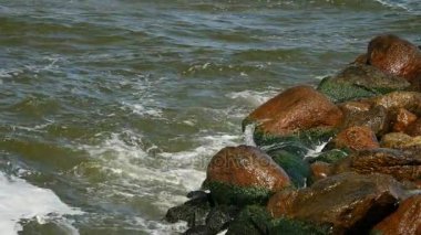 Deniz kıyısı buzlu sıçramasına deniz suyu.